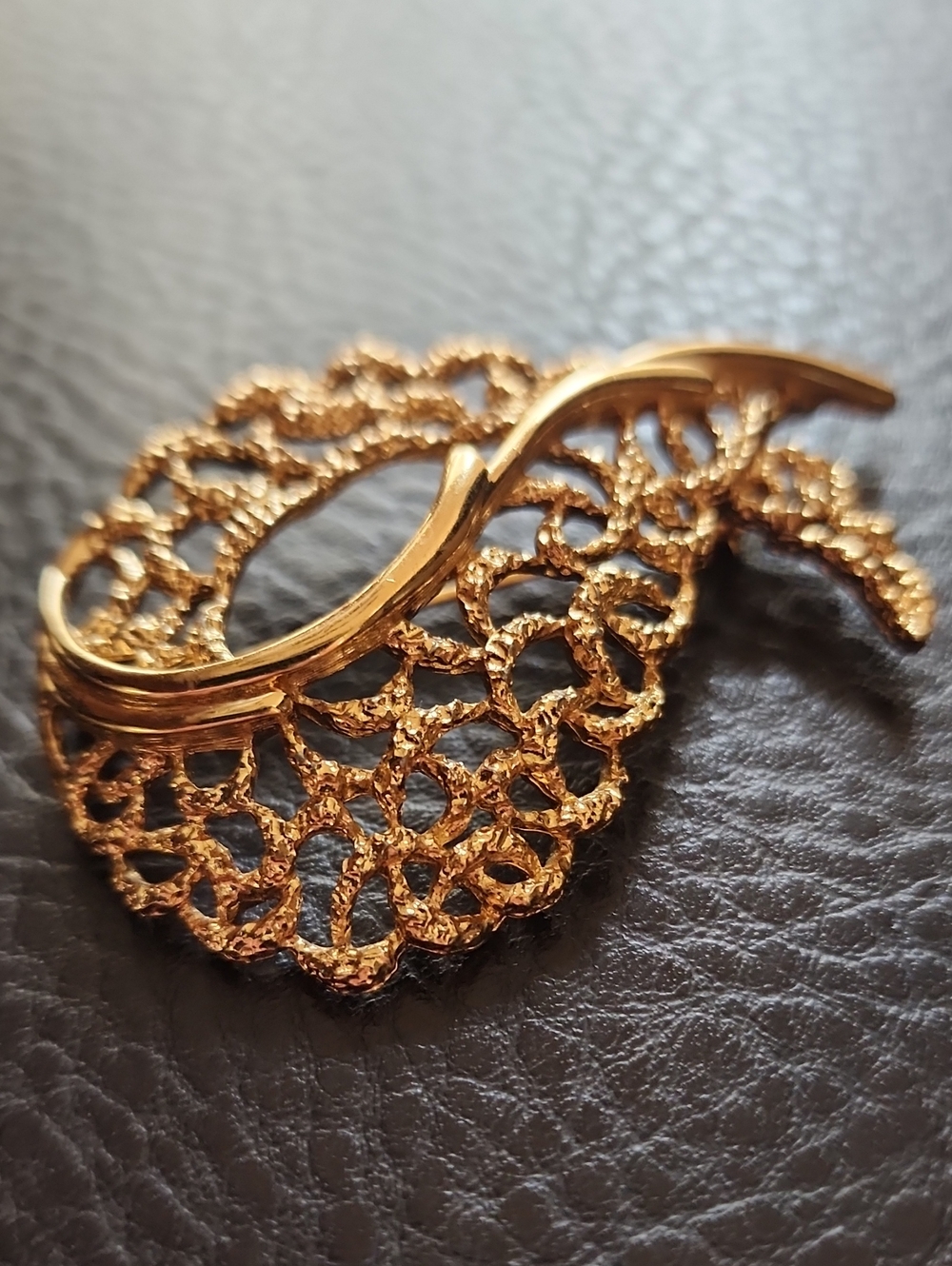 VTG Monet Gold Filigree Leaf Brooch - Women Jewelry